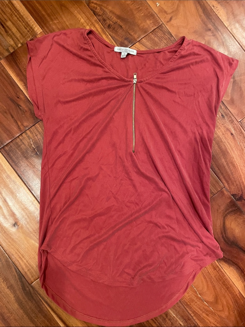 Green Envelope Brick Red Short Sleeve Top with Front Zip